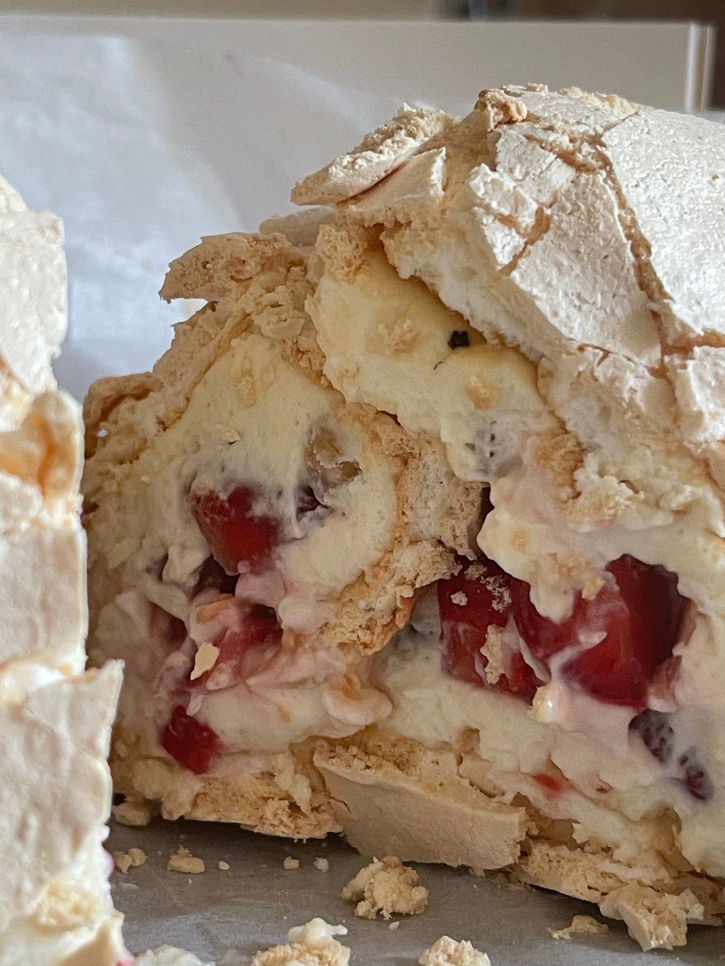 Pavlova Roulade (1.2 KG)
