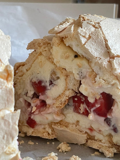 Pavlova Roulade (1.2 KG)